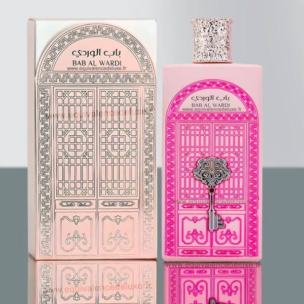 Bab Al Wardi Eau de Parfum Femme – bouteille rose pâle décorée d’une clé argentée en relief, posé devant son écrin assorti.