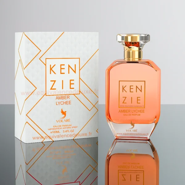 Flacon du parfum Kenzie Amber Lychee 100 ml – bouteille transparente orange, capuchon doré, posé devant son écrin blanc aux lignes géométriques or.