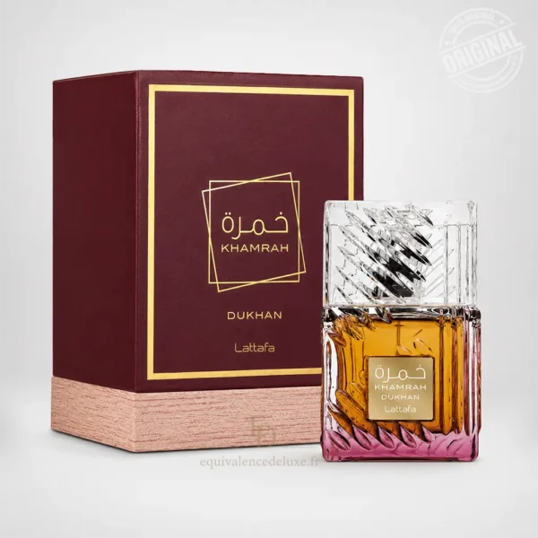 Khamrah Dukhan Lattafa 100 ml avec boîte bordeaux dans un décor oriental fumé avec épices, tabac, ambre et praliné