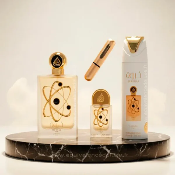 Coffret original Tharwah Gold Lattafa Pride – parfum oriental ambré Présentation du coffret Tharwah Gold ouvert avec parfum, mini, déodorant et atomiseur doré