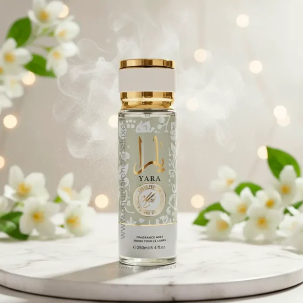 Yara Moi Fragrance Mist – Photo Ambiance Fleurs Blanches Équivalence de Luxe Brume corporelle Yara Moi posée sur support marbre entourée de fleurs blanches