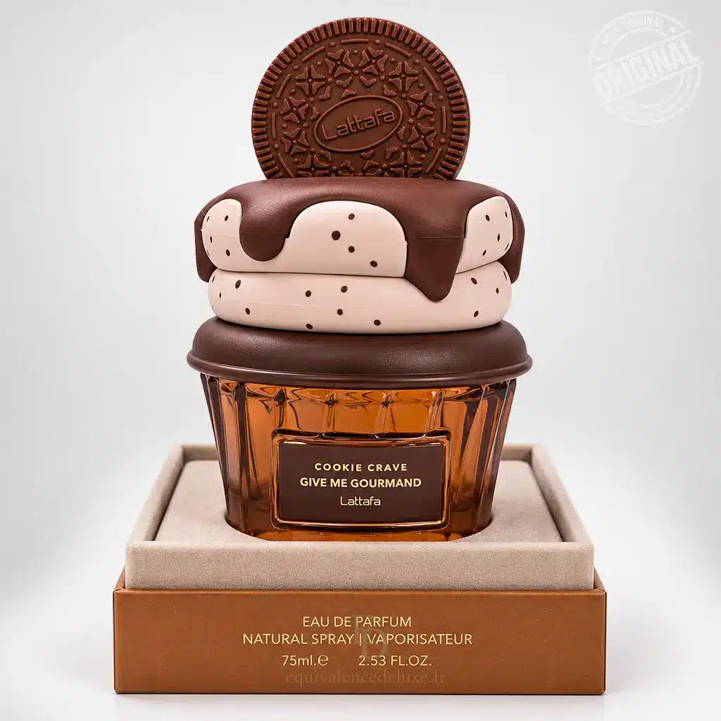 Cookie Crave – Lattafa | Give Me Gourmand – Eau de Parfum 75 ml 4 Flacon Cookie Crave Lattafa 75 ml avec bouchon en forme de biscuit chocolaté sur son présentoir