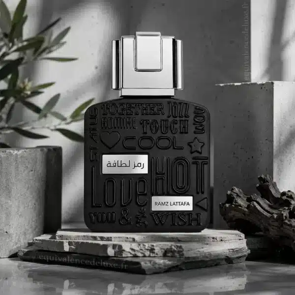 Ramz Lattafa Silver – Flacon dans un décor minéral élégant Flacon Ramz Lattafa Silver dans un décor moderne en pierre naturelle mettant en valeur son design noir et argent pour homme.