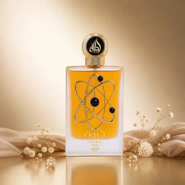 Tharwah Gold Lattafa dans une ambiance orientale Le parfum Tharwah Gold Lattafa Pride présenté dans un décor oriental élégant au coucher du soleil.
